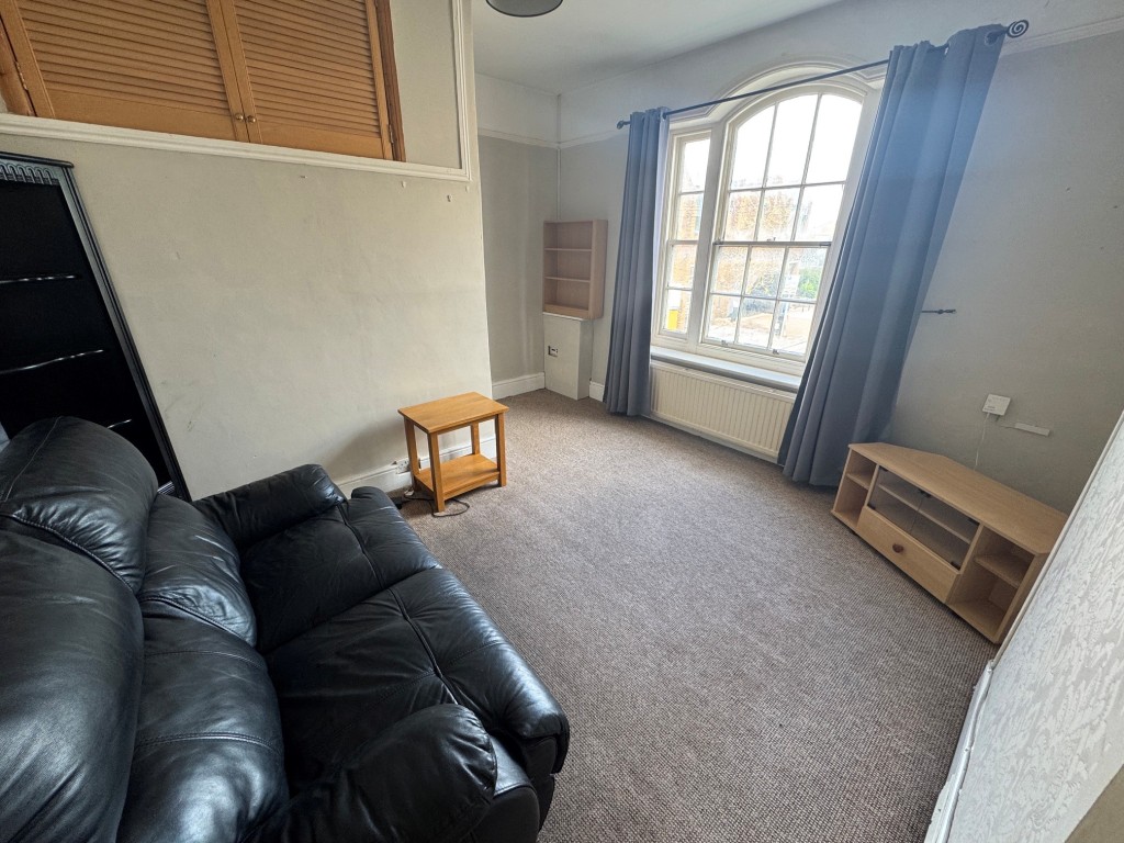 Lot: 85 - TWO FLATS CLOSE TO DEAL SEAFRONT, PIER AND TOWN CENTRE - First floor flat - living room alternative view